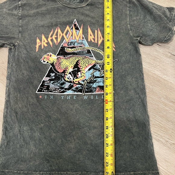 Lotus fashion graphic tee - Picture 3 of 4